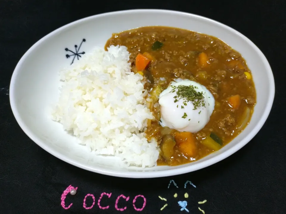 Snapdishの料理写真:夏野菜のカレー・温玉乗せ✨|cocco+さん