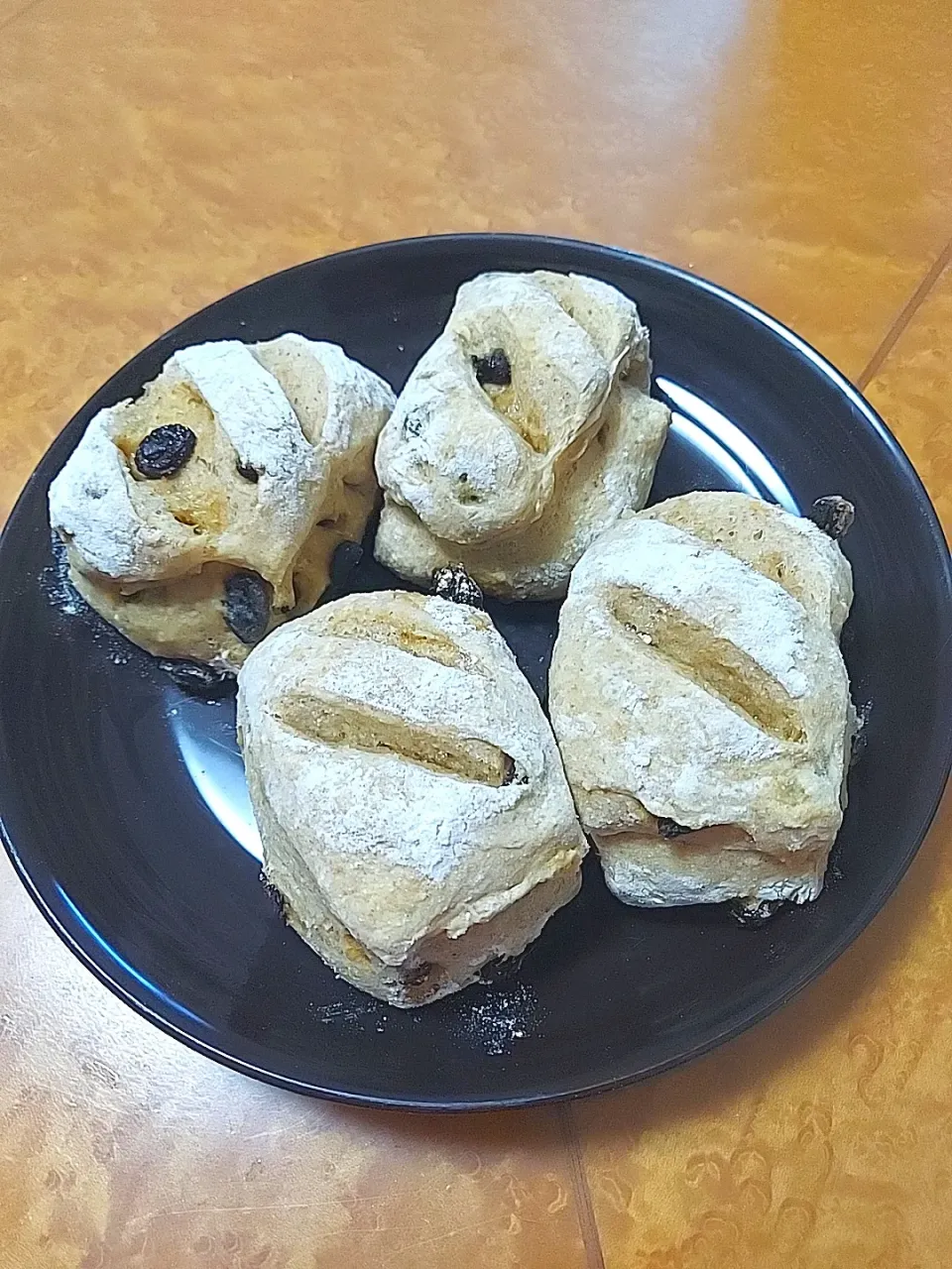 Snapdishの料理写真:朝は焼くだけ全粒粉レーズンパン|Keiさん