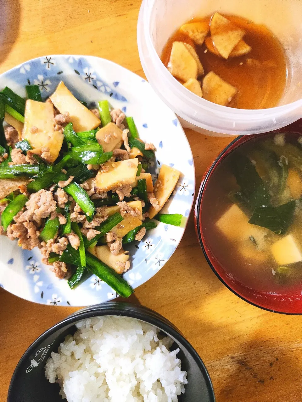 ピリ辛肉味噌炒め、豆腐とわかめの味噌汁、漬物|さきさん