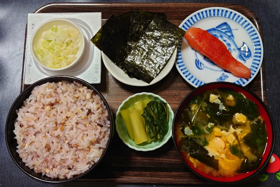 今日の朝ごはん（十六穀ごはんに辛子明太子（あごおとし）、味付海苔、納豆、三つ葉とわかめと卵のみそ汁、野沢菜漬）|Mars＠釜飯作り研究中さん