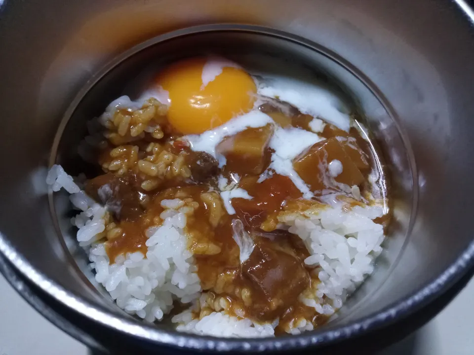 Snapdishの料理写真:生タマゴ乗せ甘口レトルトカレーライス|darkbaronさん