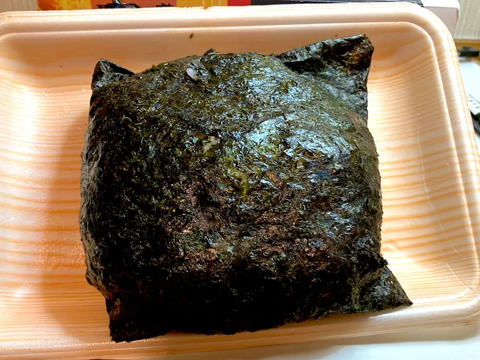 朝ご飯用にテイクアウトのジャンボおにぎり🍙 板海苔1枚丸ごと使った🍙焼き鮭 昆布 梅干し入り手にぎりの巨大おにぎり🍙300円|🐈⸒⸒⸒⸒つるのダンス🐈🐾さん