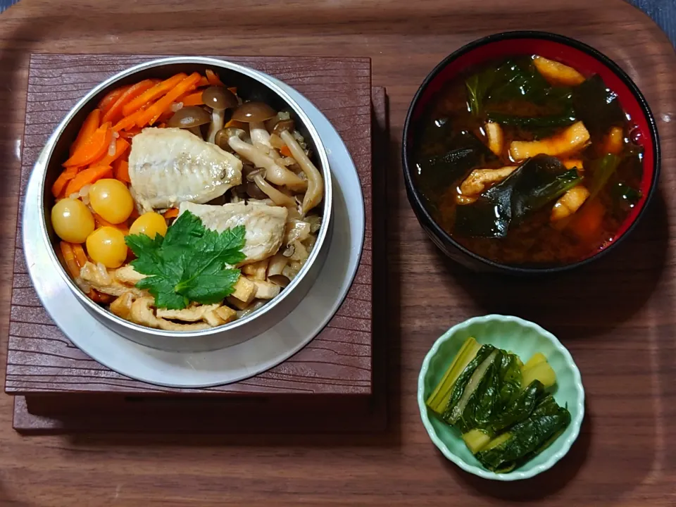 今日の昼ごはん（ふぐ五目釜飯に赤だしのみそ汁（小松菜と油揚げとわかめ）、野沢菜漬）|Mars＠釜飯作り研究中さん