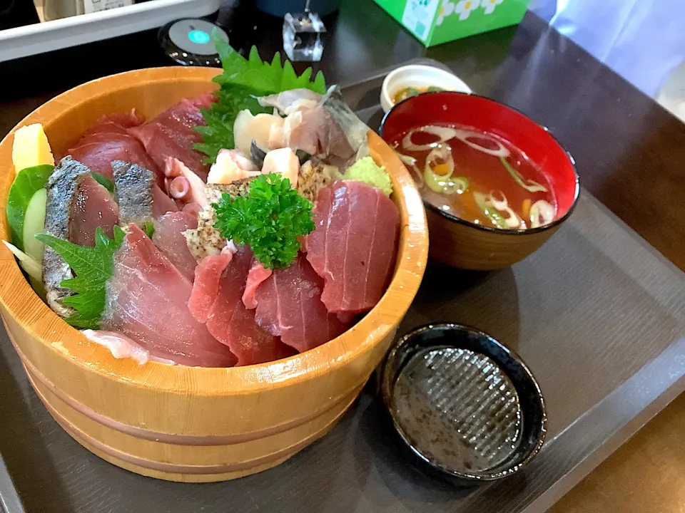 気仙沼のたばご屋さんの海鮮丼🐟😋|アライさんさん