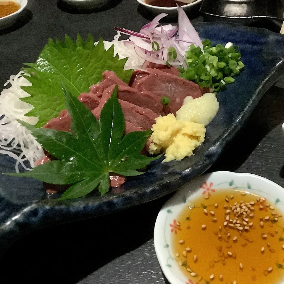 毎度お馴染み牛肉のレバ刺し😋|アライさんさん