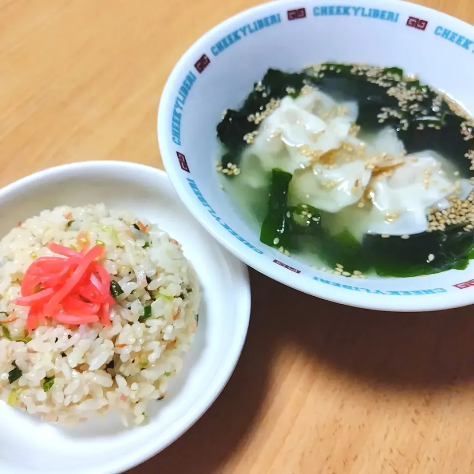 Snapdishの料理写真:水餃子わかめスープ
長ねぎたっぷりハムチャーハン|万葉さん