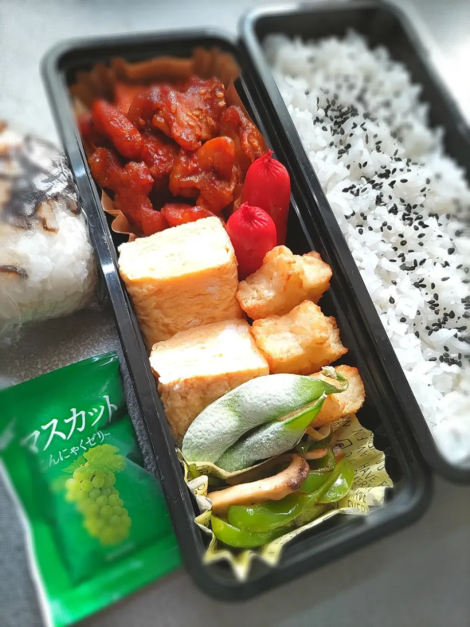 本日の模試弁当
ヤンニョムチキン厚揚げ入り
毎日卵焼き
タコさんウインナー
星型ハッシュポテト
ピーマンエリンギハーブソルト炒め
自然解凍枝豆|Kaoriさん