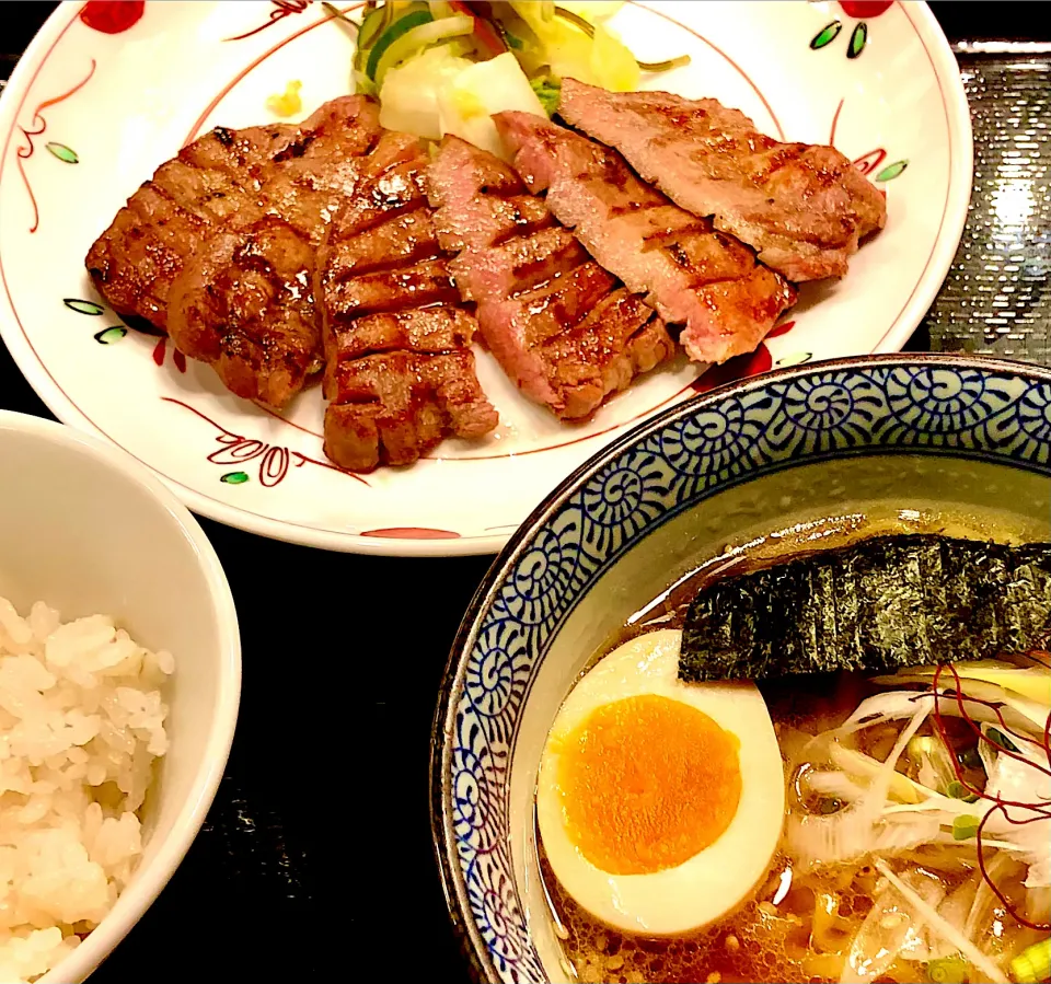 Snapdishの料理写真:牛たん定食+小ラーメン|ユキちゃんさん