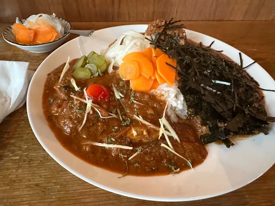 辛口バターチキン🧈🐔と極辛キーマクラシックのあいがけ🔥🌶️🍛味玉トッピング🥚ピクルスマシマシ🥒|buhizouさん