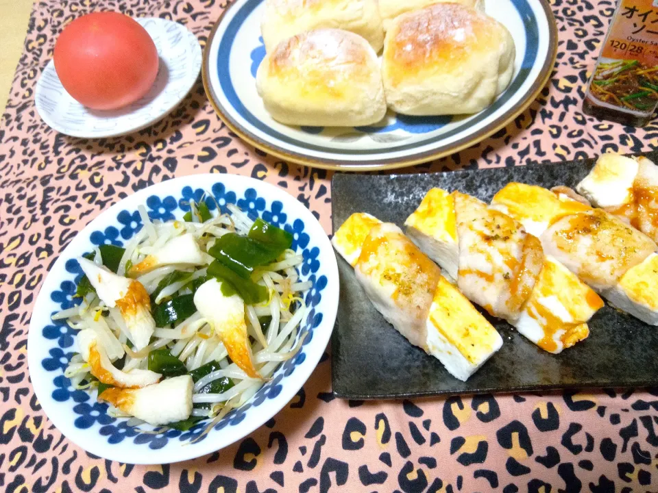 朝🌄ご飯。はんぺんの肉巻き。
竹輪ワカメもやしの和えもの。
自家製米粉ちぎりぱん。🥰
とまと。Hodakaさんの和食の料理からヒント頂きました。有り難うございました🌳|りささん