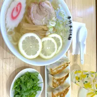 Snapdishの料理写真:レモンラーメン　パクチー添え|ひぃさん