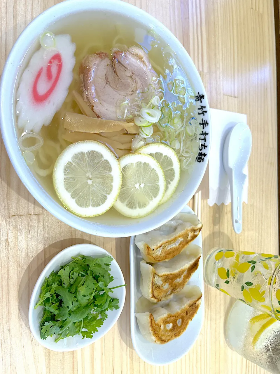 Snapdishの料理写真:レモンラーメン　パクチー添え|ひぃさん