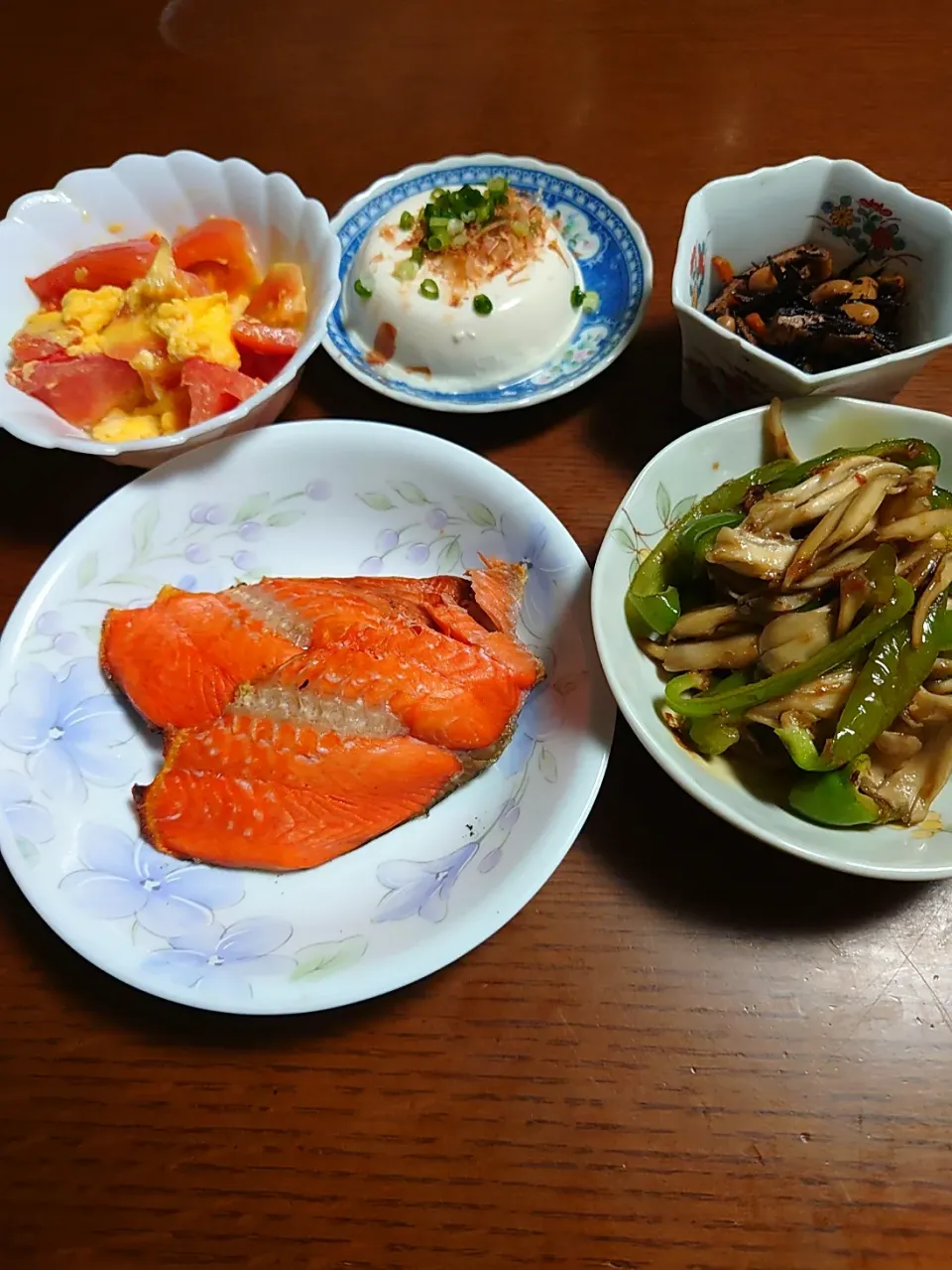 紅鮭塩焼き
ピーマンと舞茸の炒め物
ひじき煮
トマトと卵炒め
冷奴|ぱやさん