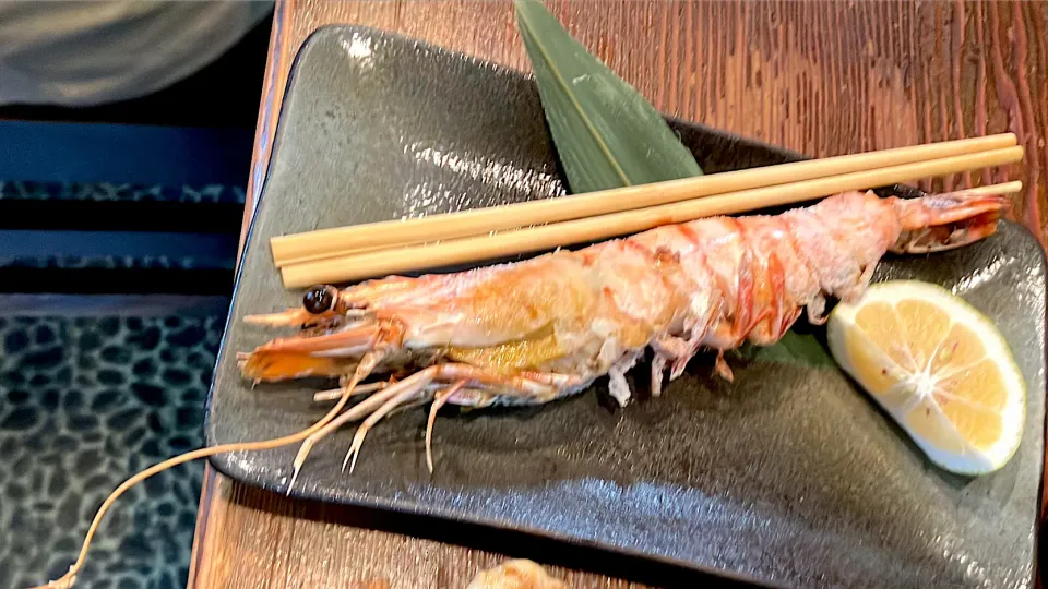 お盆だから巨大エビ🦐の串焼き 大きさ解る様に割り箸置いてマス🙂300円 大分県中津市【居酒屋 文楽】|🐈⸒⸒⸒⸒つるのダンス🐈🐾さん