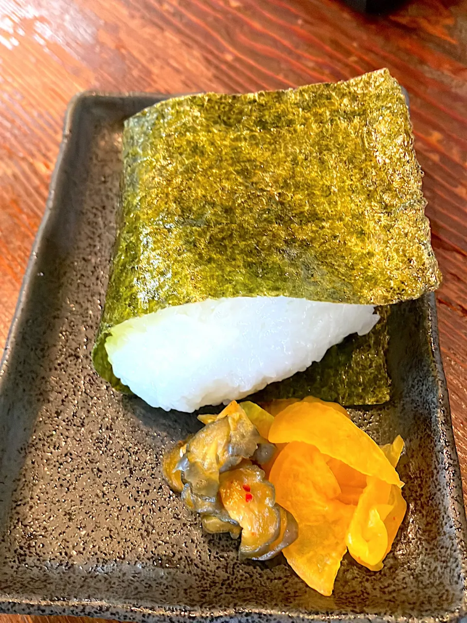 女将さん手にぎりのおにぎり🍙中身は梅干し 大分県中津市【居酒屋🏮文楽】|🐈⸒⸒⸒⸒つるのダンス🐈🐾さん