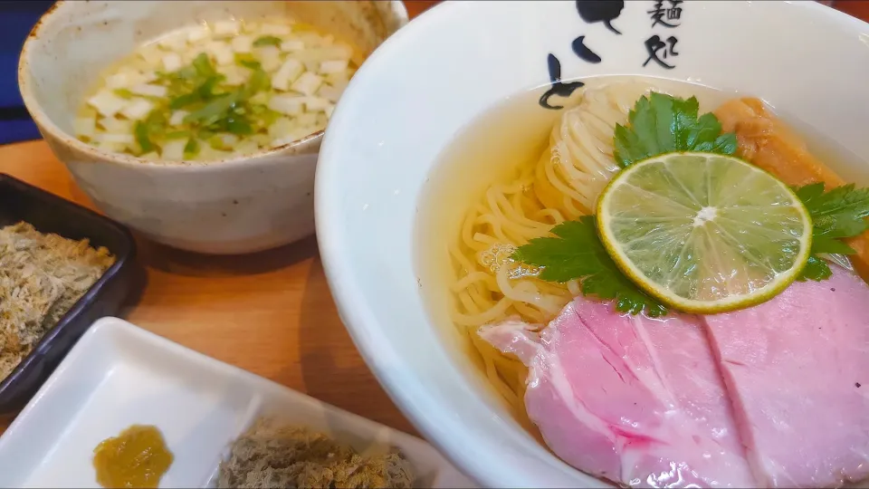 【本日の限定】 
自家製麺 麺処さとう 本蓮沼本店 
昆布水つけ麺 <塩> 
(麺180g、1,000円) 
＋とろろ昆布増し
 (裏メニュー、別皿、100円) 
＋スープ割 (鶏清湯、無料) 
＠本蓮沼1分 
(赤羽から徒歩23分) 
24201 (216,687)|大脇さん