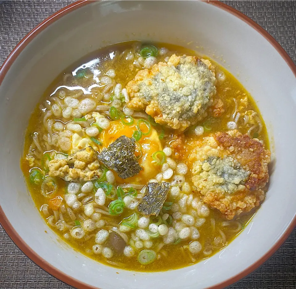 Snapdishの料理写真:鷄天カレー蕎麦|すくらんぶるえっぐさん