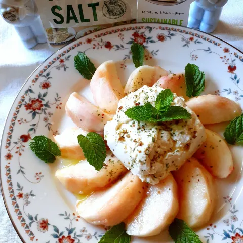 「サステナブルな「アメリカ産大豆のお豆腐」」を使ってみたSnapdishの料理・レシピ写真:アメリカ産大豆のお豆腐を使って🎶
桃のカプレーゼ🍑