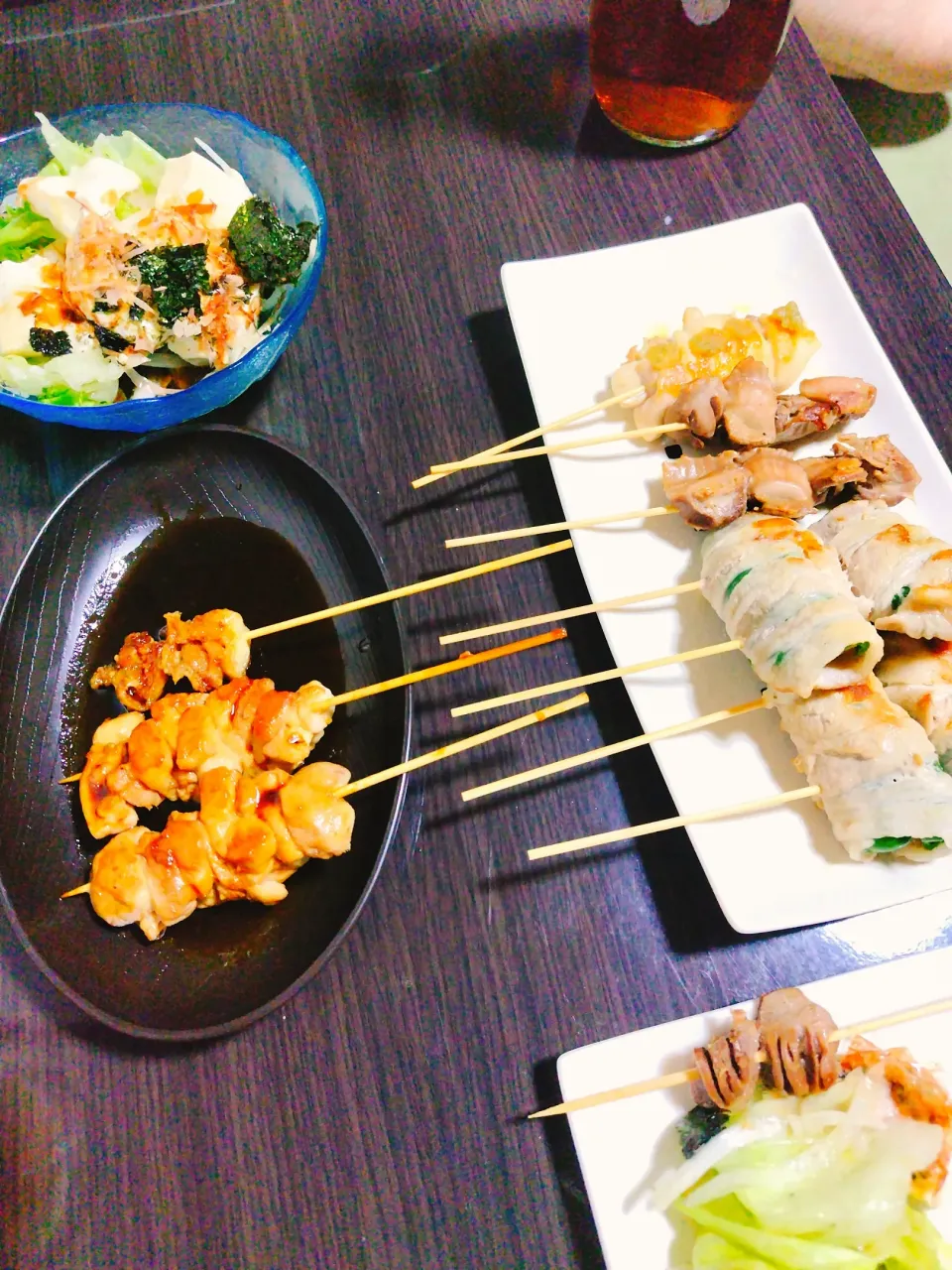 おうち焼き鳥（鶏モモタレ・塩、カワ、砂肝、肉巻きピーマン）、豆腐サラダ|サトリさん