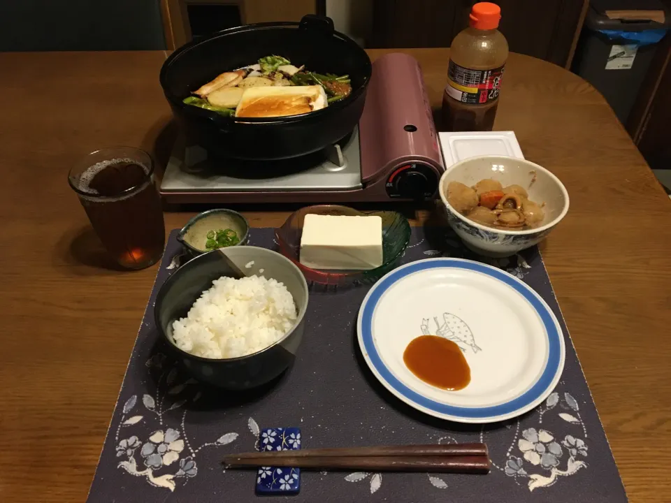 ご飯、南部鉄器の鉄鍋焼き(マーガリン焼きはんぺん、米国産味付き牛肉+ニンニクの芽、ジャガイモ、青唐辛子、オクラ、エリンギ、キャベツ、牛脂で焼いた目玉焼き)、納豆、冷奴、里芋と真いかの煮物、烏龍茶(夕飯)|enarinさん