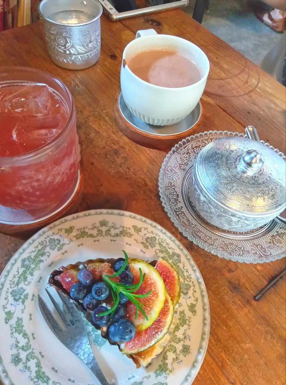 福井市オカフェさんの
チョコいちじくタルト🥧
マンモスドリンクも美味🥤|さくらんぼさん