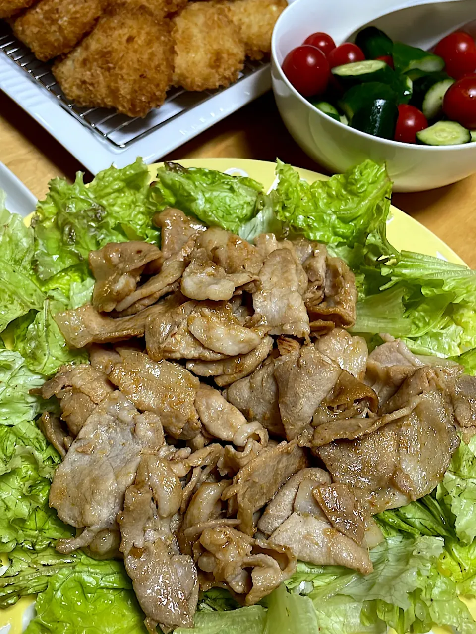 孫が野菜ちぎって並べてくれた皿に生姜焼き入れました😊|abekoさん