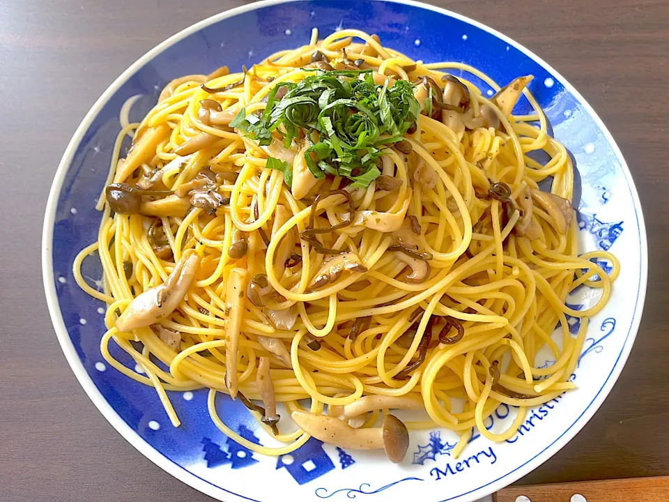 Snapdishの料理写真:きのこと塩昆布の和風パスタ|soraさん