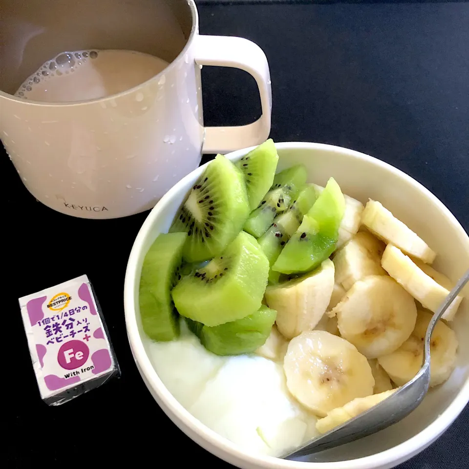 Snapdishの料理写真:12:27 フルーツヨーグルト🥝🍌|へれ子さん