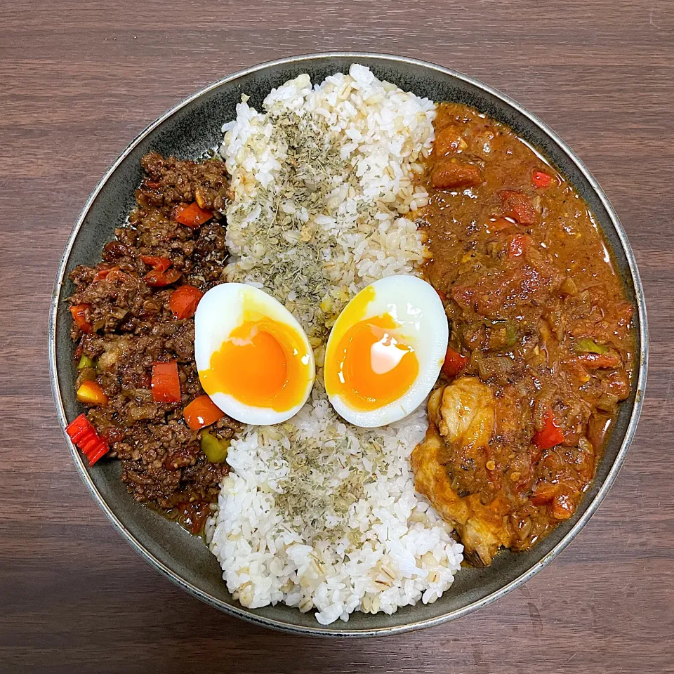 Snapdishの料理写真:チキンカレーと牛キーマのあいがけカレー|dashi menjiroさん