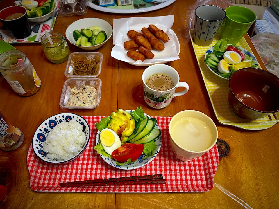 チキンナゲット　アボカドと卵のサラダ　瓜の浅漬け　カフェオレ|ch＊K*∀o(^^*)♪さん