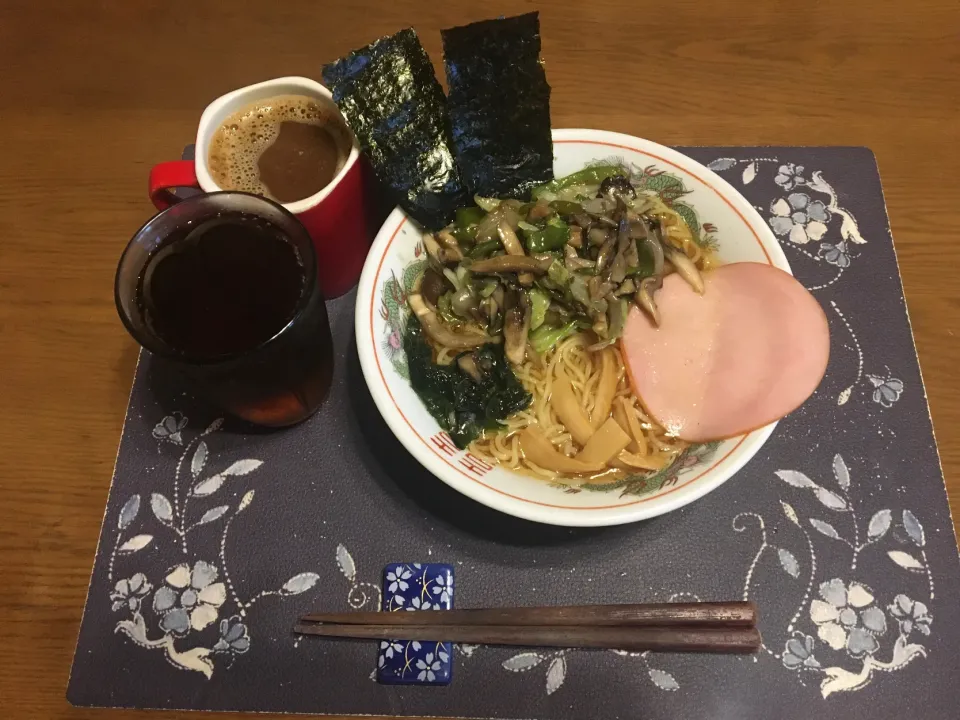 野菜炒め醤油ラーメン、ホットコーヒー、麦茶(昼飯)|enarinさん