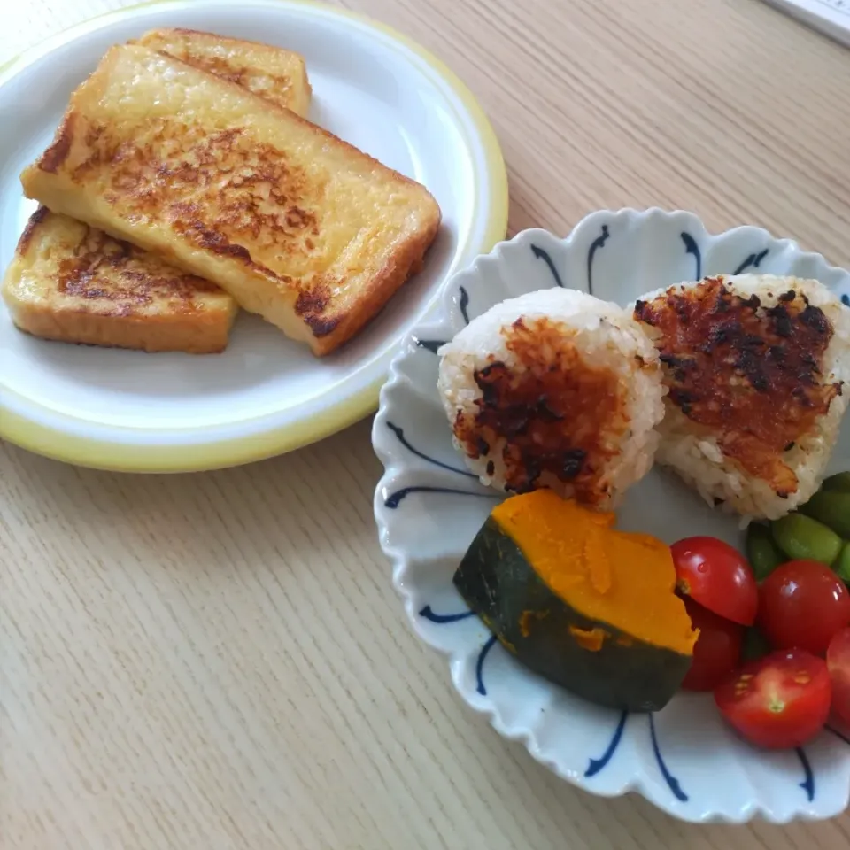 フレンチトースト
みその焼きおにぎり

『パンどろぼう おにぎりぼうやのたびだち』より|ちゃいさん