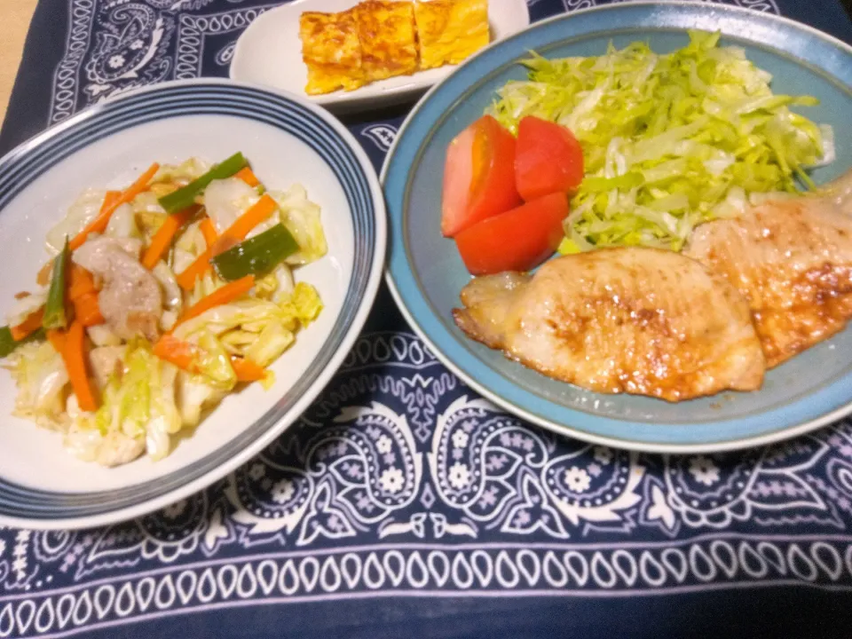 夜ご飯。
豚🐷ロースの自家製味噌焼き。
野菜炒め。
卵焼き。🍀|りささん