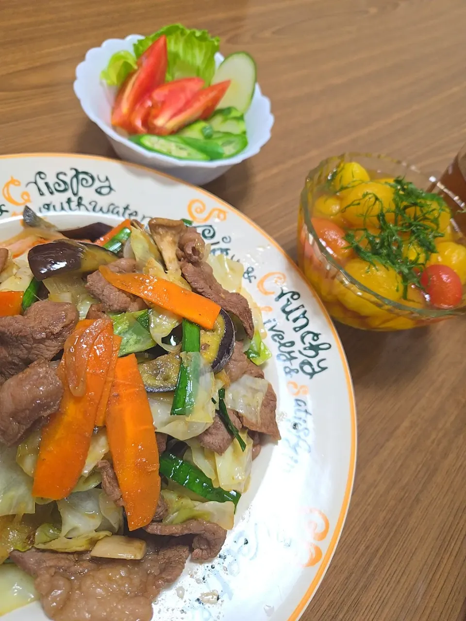 牛肉と野菜炒め・トマトの湯剥き甘酢漬け・サラダ🌺|chiyukiさん