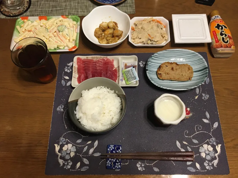 ご飯、大めばちまぐろの生の上サクの刺身、網焼きじゃこ天、ボイル帆立のマーガリンソテー、マカロニサラダ、卯の花のお惣菜、納豆、烏龍茶、ミルクゼリー、チョコケーキ(夕飯)|enarinさん