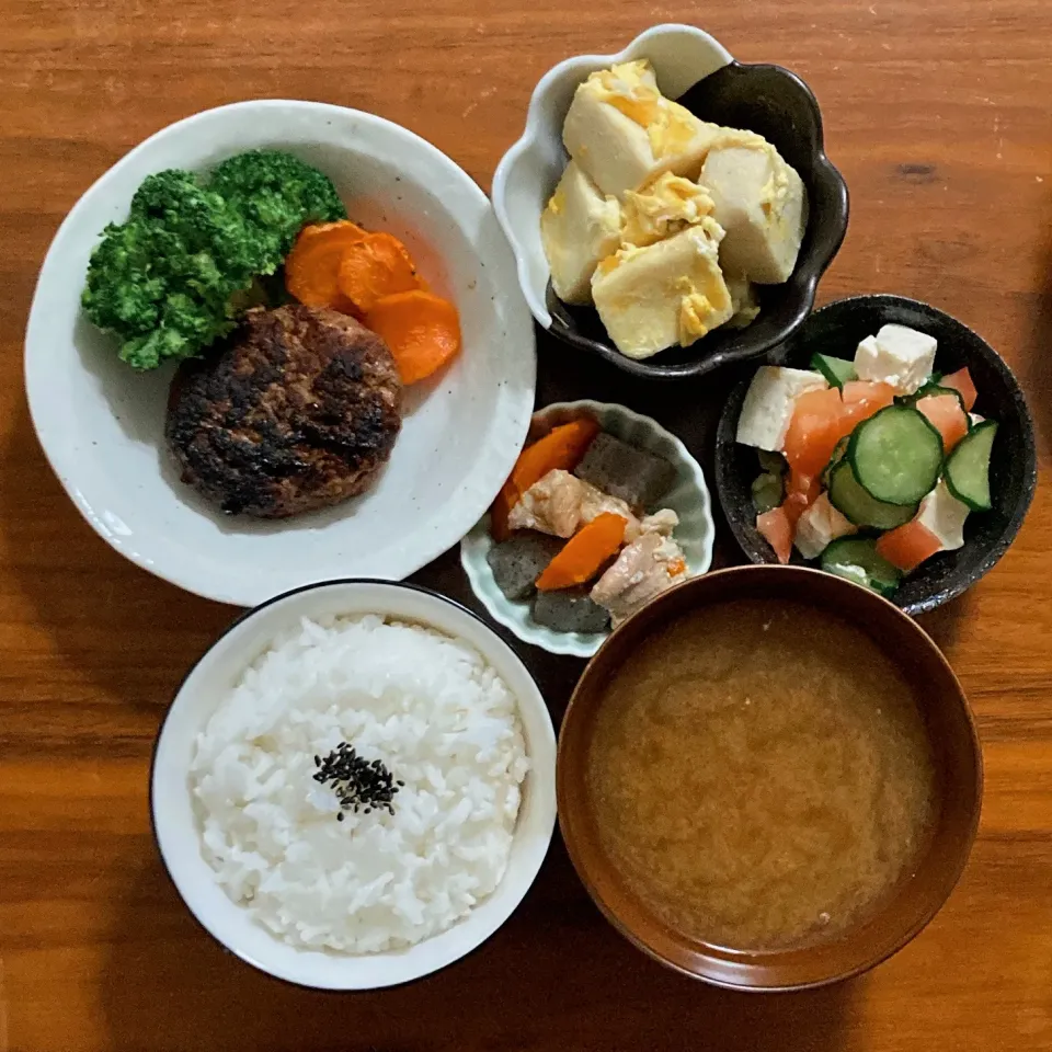 主食　白ごはん
主菜　焼くだけハンバーグ(焦げた笑)
副菜　白だしサラダ🅿️
副菜　母の高野豆腐
汁物　味噌汁
小鉢　筑前煮残り|...さん