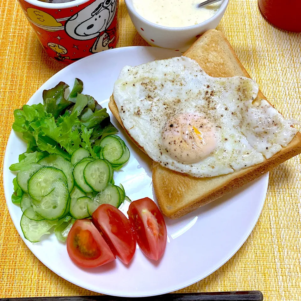 目玉焼きトースト🍳|akkoさん