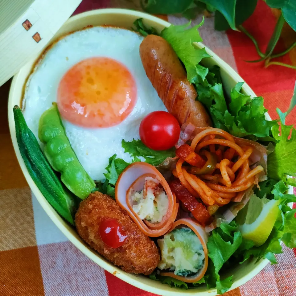 今日のわっぱご飯

目玉焼き弁当
　目玉焼き
　ナポリタン　
　コロッケ
　シャウエッセン

美味しくできました✨|ふかふかごはんさん