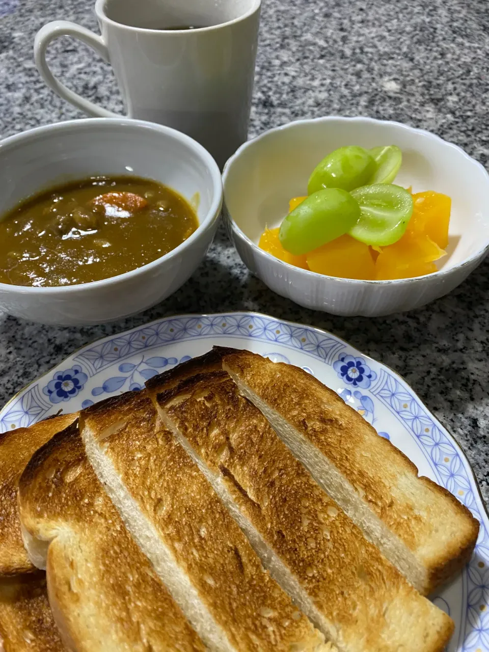 Snapdishの料理写真:今朝の朝カレーとトースト、デザートはオレンジゼリーとマスカット、そしてコーヒー|おかこさん