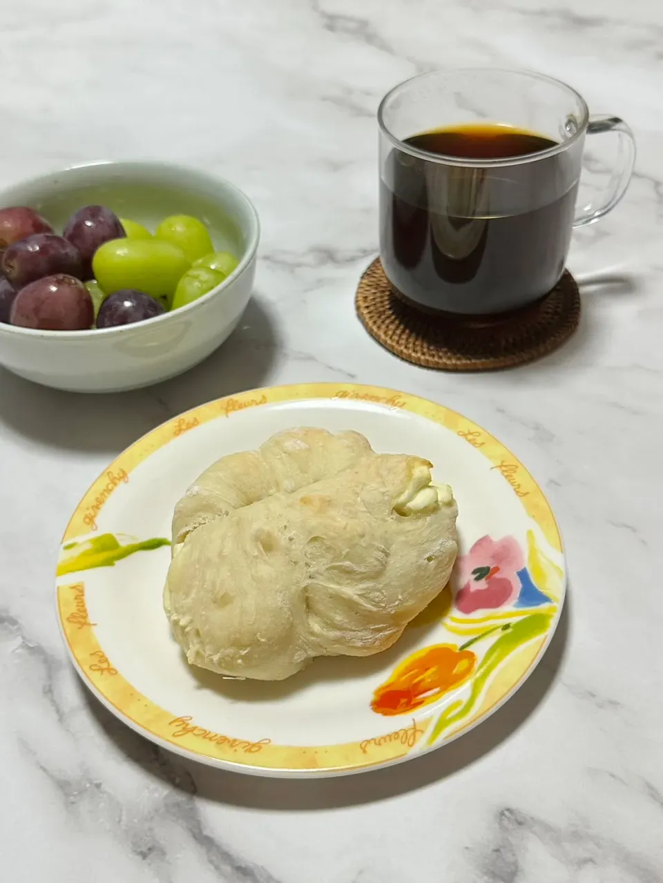 焼きたてパンと旬のフルーツ|くまとらさん