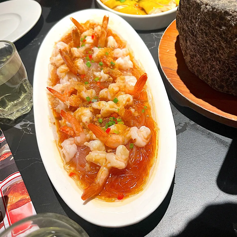 Steamed phoenix tailed prawns with vermicelli and minced garlic|skyblueさん