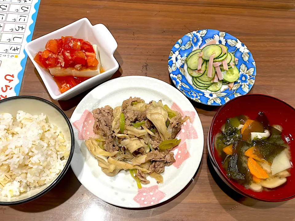 牛肉と舞茸の甘辛炒め　じゃがいもとわかめの味噌汁　ハムときゅうりの中華和え　トマトの中華冷奴|おさむん17さん