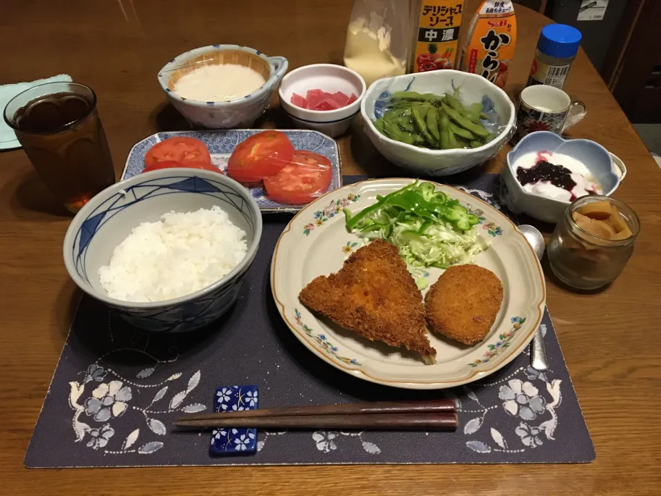 Snapdishの料理写真:ご飯、アジフライとコロッケ、とろろ＆きはだまぐろのぶつ切り、千切りキャベツとピーマン、トマト、枝豆、沢庵、桃とカシスジャム入りヨーグルト、ミルクゼリー、烏龍茶(夕飯)|enarinさん