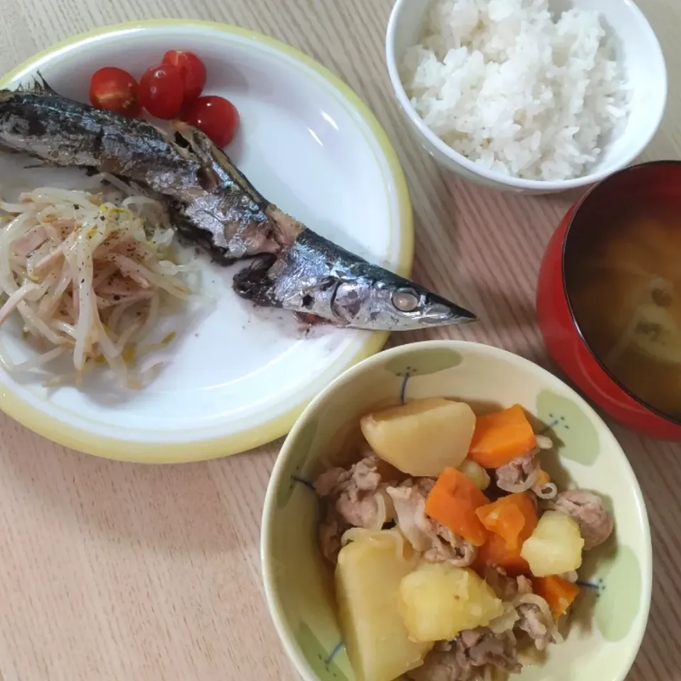 Snapdishの料理写真:さんまの塩焼き
肉じゃが
ハムともやしナムル|ちゃいさん