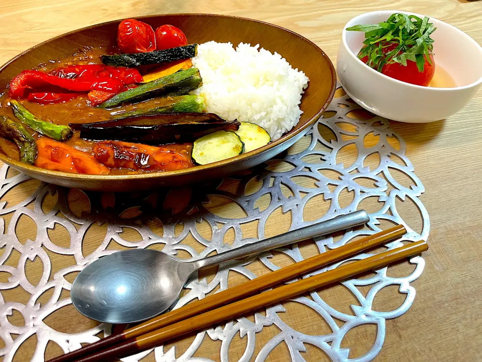 夏野菜カレーと丸ごと出汁トマト|こちさん