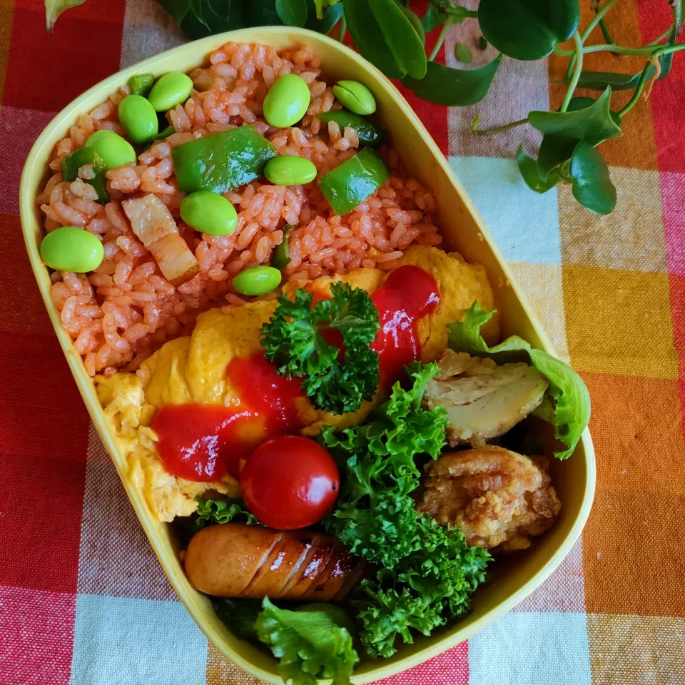 今日のわっぱご飯

ケチャップライス弁当
　オムレツ
　鶏の唐揚げ
　シャウエッセン

美味しくできました✨|ふかふかごはんさん