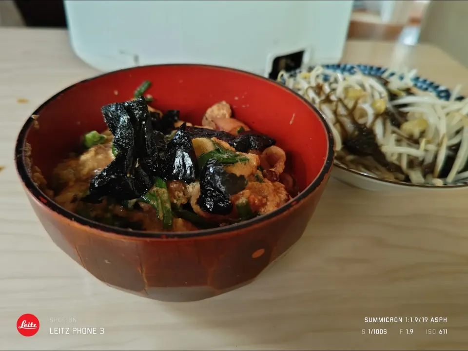 2024/08/20の食事
・韓国風親子丼（鶏モモ肉タ＋卵＋韮＋長葱＋料理の酒＋桃屋キムチの素＋コチュジャン＋丸本太香胡麻油＋丸本太白胡麻油＋焼海苔
・突出し（もやし＋ひたし豆＋簡単酢）|Tarou  Masayukiさん