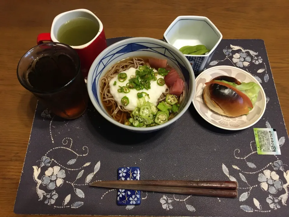 冷やしスタミナ蕎麦、ロールパントーストサンドイッチ、枝豆、熱い日本茶、麦茶(昼飯)|enarinさん