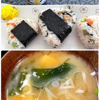 Snapdishの料理写真:⭐︎朝ごはん⭐︎鮭と枝豆のおにぎり＆ひじきおにぎり(つぶみそ味) 味噌汁(つぶみそ使用)|のりりんさん