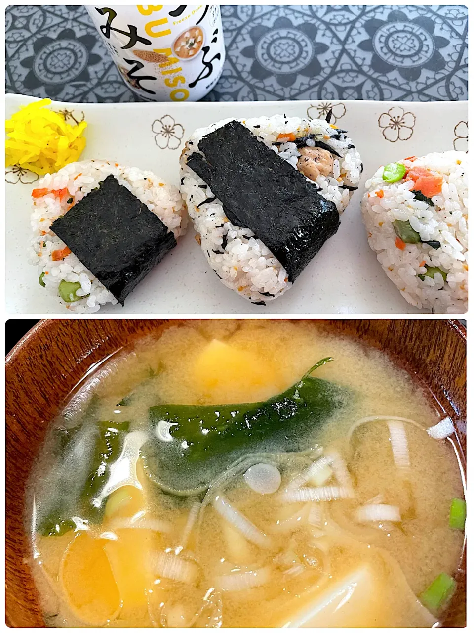 ⭐︎朝ごはん⭐︎鮭と枝豆のおにぎり＆ひじきおにぎり(つぶみそ味) 味噌汁(つぶみそ使用)|のりりんさん